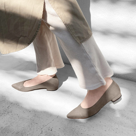 20%OFF：2025AW：iCoN COLORS：ポインテッドトゥ スエード フラットシューズ（C20142）グレージュS/mamian（マミアン）