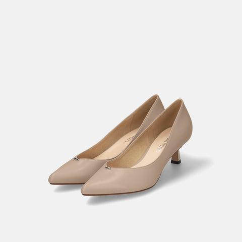 予約：2026SS：メタルパーツ Vカットパンプス（m45021）モイストジンジャー